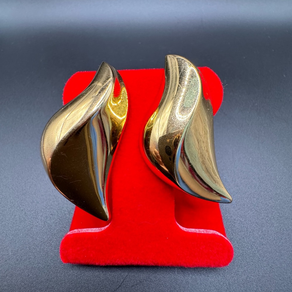 Dior 18K GOLD PLATED STAMPED SCULPTURAL EARRINGS - Picture 8 of 17